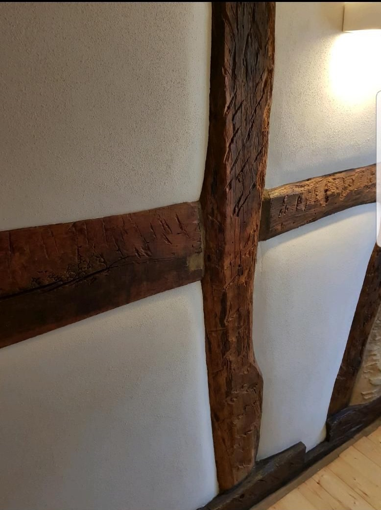 Balkenkreuz im Raum verputzt im Fachwerkhauses